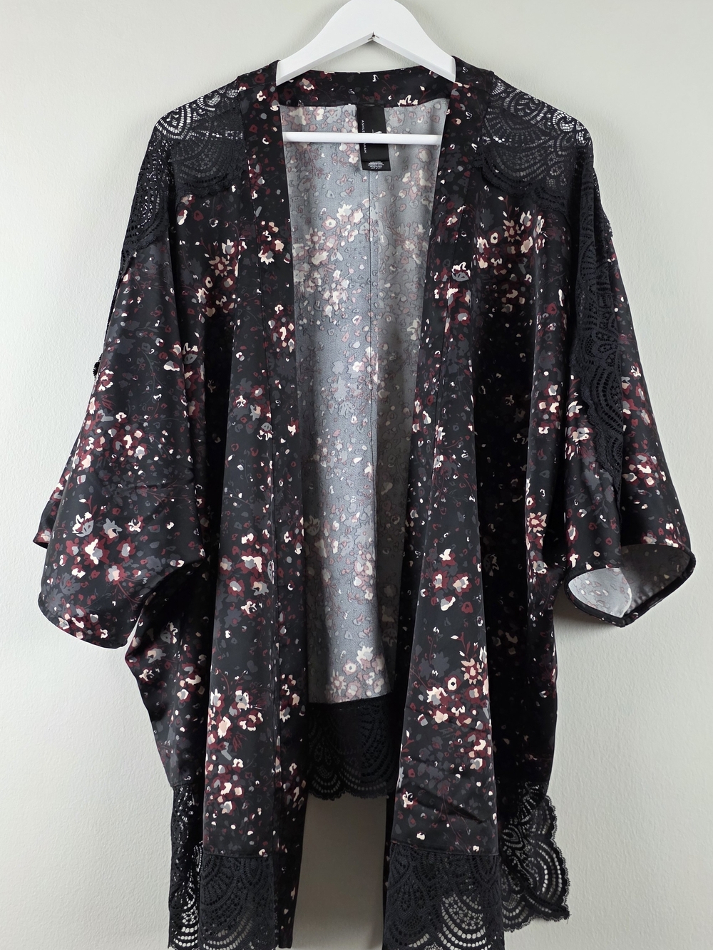 Ashley Graham Black Floral Lace-Trim Kimono Robe - Picture 2 of 16